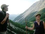 Sarah Wiener und Peder Benderer wandern auf dem Schmugglerpfad.
