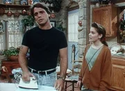 Tony (Tony Danza, l.) kocht vor Eifersucht und reagiert nicht einmal auf seine Tochter Samantha (Alyssa Milano, r.).