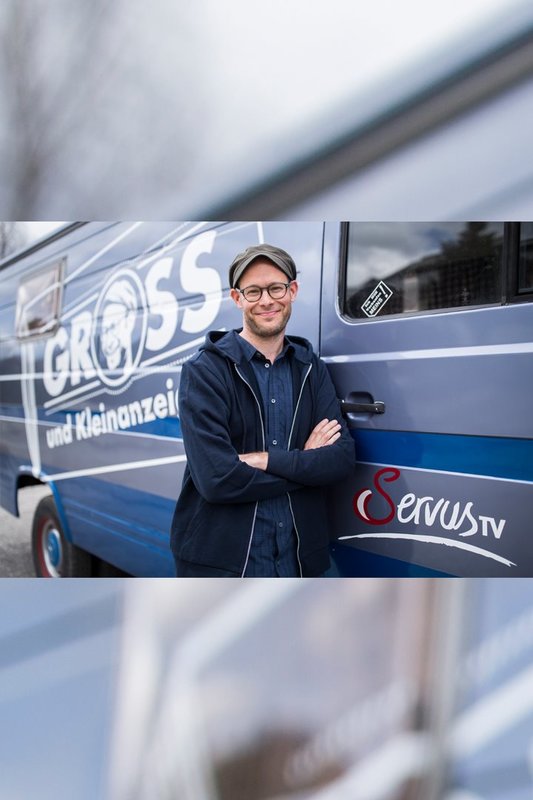 David Groß, Moderator von "Groß und Kleinanzeigen", vor seinem Bus