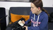 Die 22-jährige Lavinia beginnt damit Geld zu klauen..
