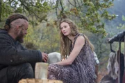 Als Ragnar (Travis Fimmel, l.) die mysteriöse Aslaug (Alyssa Sutherland, r.) kennen lernt, vergisst er völlig, dass zu Hause eine Frau auf ihn wartet, die sich große Sorgen um ihn macht ...