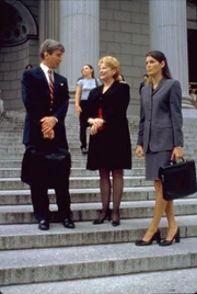 L-R: Jack McCoy (Sam Waterston), Nora Lewin (Dianne Wiest) und Abbie Carmichael (Angie Harmon)