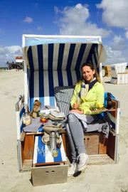 Tamina Kallert entspannt am Strand von St. Peter Ording in Nordfriesland.
