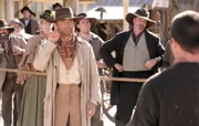 Doc West (Terence Hill) bekommt es in Holy Sand mit allerlei zwielichtigen Leuten zu tun..
