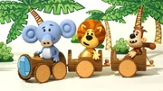 Ole, Raa Raa und Luka (v.li.) fahren durch den Dschungel.