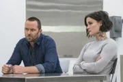 Die Leiche von Averys Adoptivvater wird gefunden. Schnell ist Jane (Jaimie Alexander, r.) und Weller (Sullivan Stapleton, l.) klar, dass er ermordet wurde. Wer steckt dahinter? Roman?