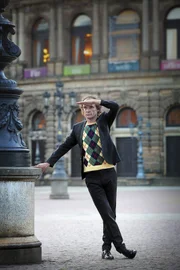 Olaf Schubert in Dresden vor der Semperoper.
(Foto für alle Folgen verwendbar.)