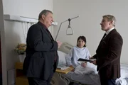 Staatsanwalt Reuther (Rainer Hunold, l.) hat keine Chance auf ein persönliches Gespräch mit Veronika Glatt (Anke Sevenich). Selbst im Krankenhaus ist Aurich (Jörg Schüttauf, r.) stets bei seiner Mandantin.