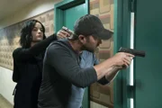 Schnell gelingt es Weller (Sullivan Stapleton, r.) und dem Team, Janes (Jaimie Alexander, l.) Aufenthaltsort ausfindig zu machen. Sie verdingt sich als Haushälterin in einem Motel, doch sie hat nicht verlernt, sich unliebsame Menschen vom Leib zu halten ...