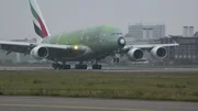 Grün und fleckig - so kommen die neuen Superflieger aus Toulouse nach Hamburg-Finkenwerder.