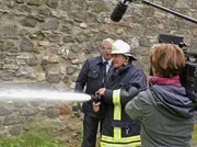 Holger Weinert in Friedberg an der Feuerwehrspritze, wie anno 1990 beim Großbrand des Friedberger Finanzamts.