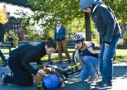 Der Unfall Seans (Andrew Terraciano, liegend) schockiert Erin (Bridget Moynahan, l.). Auch Nicky (Sami Gayle, 2.v.r.) und Jack (Tony Terraciano, r.) sind fassungslos darüber, was mit dem kleinen Reagan passiert ist ...