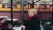 Mit Charme und Witz zieht Kult-Reporter Heinz Florian Oertel 1969 durch Ost-Berlin. Auf seiner musikalischen Reise trifft er Agnes Kraus (Foto), Gerd E. Schäfer, Rolf Herricht und natürlich den Berliner Bär.