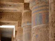 Farbdetails auf den Säulen von Medinet Habu