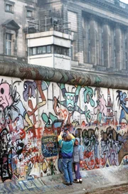 Ein Stück der Berliner Mauer als Souvenir.