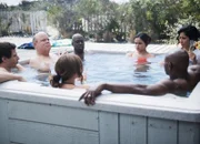 Brooklyn Nine-Nine
Die 6-Drinks-Amy - Beach House
Staffel 2, Episode 12
Lange Gesichter im Sprudelbad:
Andy Samberg als Jake Peralta, Dirk Blocker als Hitchcock, Chelsea Peretti als Gina Linetti, Andre Braugher als Captain Ray Holt, Melissa Fumero als Amy Santiago, Terry Crews als Terry Jeffords, Stephanie Beatriz als Rosa Diaz