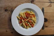 Penne mit frischen Tomaten und Blauschimmelkäse