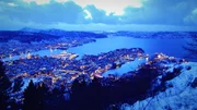 Die Reise der Hurtigruten beginnt in der Stadt Bergen, die von sieben Bergen eingerahmt und als "Tor zu den Fjorden" bekannt ist.