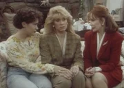 Samantha (Alyssa Milano, l.) und Mona (Katherin Helmond, r.) trösten  Angela (Judith Light, M.) in ihrem Liebeskummer.