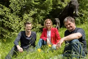 Der Mammut-Experte Bernard von Bredow (re.) erklärt den "X:enius"-Moderatoren Emilie Langlade und Adrian Pflug, wie die Mammuts lebten.