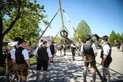 Maibaum aufstellen in Oberbrunn in Gauting / Bayern