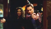 Die Detectives Stella Bonasera (Melina Kanakaredes) und Mac Taylor (Gary Sinise) sind dem Täter auf der Spur, der pikante Details aus Macs Vergangenheit zu kennen scheint.