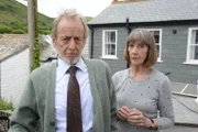 Als Ruth (Eileen Atkins, r.) beschließt, in ein Häuschen im Dorf zu ziehen, ahnt sie nicht, dass ihr neuer Nachbar (Ronald Pickup, l.) sehr unangenehm werden kann ...