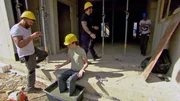 Danny muss auf der Baustelle eine Mutprobe bestehen. Lara kann das nicht glauben.