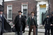 Detective Inspector Edmund Reid (Mattjew Macfayden,l.), Detective Sergeant Bennet Drake (Jerome Flynn, m.l) und Captain Homer Jackson (Adam Rothenberg, Mitte rechts) auf der Suche nach den Übeltätern.