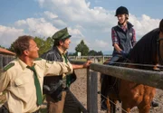 ARD HEITER BIS TÖDLICH - HUBERT UND STALLER FOLGE 39 (WH.), "Totgeritten", am Mittwoch (24.06.15) um 18:50 Uhr im ERSTEN.
Hubert (Christian Tramitz, l.) und Staller (Helmfried von Lüttichau, M.) kommen zum Reitplatz und wenden sich an die Reiterin Kathi Jung (Julia Nalbach, r.) und berichten ihr, dass eine Beschwerde vorliegt. Bauer Pauli hat sie angezeigt, weil sie immer mit den Pferden über seine Wiese reiten und das Gras kaputt mache.