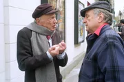 Régis Debray (re.), Philosoph, Schriftsteller und ehemaliger Mitstreiter Che Guevaras, diskutiert mit dem Soziologen Edgar Morin (li.) über das heutige Frankreich.