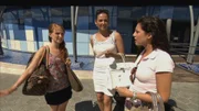 Die beiden Schwestern Kaya,li., Natascha,Mi., und Freundin Laura sind sich keineswegs immer einig.