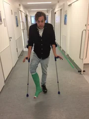 Auf Krücken zu gehen, ist gar nicht so einfach - und mega anstrengend.