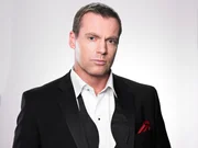 (1. Staffel) - Das Schicksal hält eine Überraschung für den charismatischen Chirurg Dr. Charlie Harris (Michael Shanks) bereit - allerdings keine positive ...