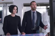 Als ein ungewöhnliches Tattoo auf Roman hinweist, müssen Weller (Sullivan Stapleton, r.), Jane (Jaimie Alexander, l.) und das Team entscheiden, ob sie ihn undercover zu einer gefährlichen Biker-Gang schicken können ...