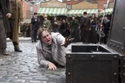 Boater (ODDIE BRADDELL) ist verzweifelt auf der Suche nach Wasser in den Straßen von Whitechapel.