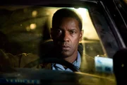 Als nach der Fähren-Explosion auch noch die Leiche einer jungen Frau an Land gespült wird, hat ATF-Agent Doug Carlin (Denzel Washington) eine erste Spur. Denn die Tote hat zwar Brandverletzungen, doch diese sind sehr viel früher als die eigentliche Explosion entstanden ...