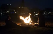 Falke (Wotan Wilke Möhring) und Katz (Sebastian Schipper) am Lagerfeuer an der Elbe.