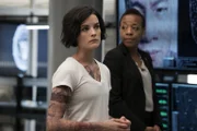 Noch haben sie keine Ahnung wer hinter all den Tattoos steckt: Jane (Jaimie Alexander, l.) und Bethany Mayfair (Marianne Jean-Baptiste, r.) ...