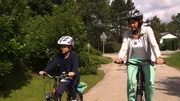 Nele liebt Radtouren mit ihrer Oma.