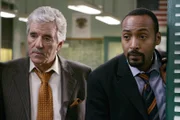 Detective Joe Fontana (Dennis Farina, li.) und Detective Ed Green (Jesse L. Martin) haken nach. Stimmen die Zeugenaussagen wirklich überein?