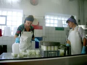 Sarah Wiener und Chatrina Mair bei der Herstellung von Ziegenricotta.
