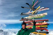 Das hat Michael Kessler noch nicht erlebt: Seine siebzehnte Expedition wird sein extremstes Abenteuer! Auf über 2.000 Meter Höhe kämpft er sich bei frostigen Minusgraden 200 Kilometer durch die wunderschön verschneite Bergwelt über die Alpen. Für Kessler wird die Luft verdammt dünn, denn er reist ohne Sauerstoffgerät – nur mit einem kleinen Schlitten! - Ischgl Bergstation