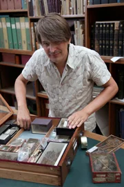 Dr. Mark Spencer (Kurator) mit Original-Exponaten von Hans Sloane (irischer Botaniker um 1700).
