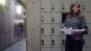 Hanna (Lilly Dreesen) erhält einen blutigen Drohbrief. Sie hat Angst und denkt darüber nach, die Schule zu wechseln.