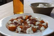 geröstetem Kürbis mit Ricotta und rohen Schinken