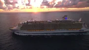 "Oasis of the Seas" in der Abendsonne.