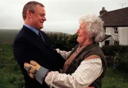 Bei den Einheimischen des kleinen Küstenortes eckt der schnöselige Großstädter Martin Ellingham (Martin Clunes, l.) mit seinen ruppigen Manieren schnell an. Zum Glück lebt im Ort auch seine Tante Joan (Stephanie Cole, r.), die ihm bei der schwierigen Eingewöhnung zur Seite steht ...