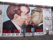 Die Schauspieler Lara Mandoki und Constantin von Jascheroff an der East Side Gallery in Berlin