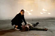 Jemma Simmons (Elizabeth Henstridge), J.T. (James Axle Whitehead, liegend)